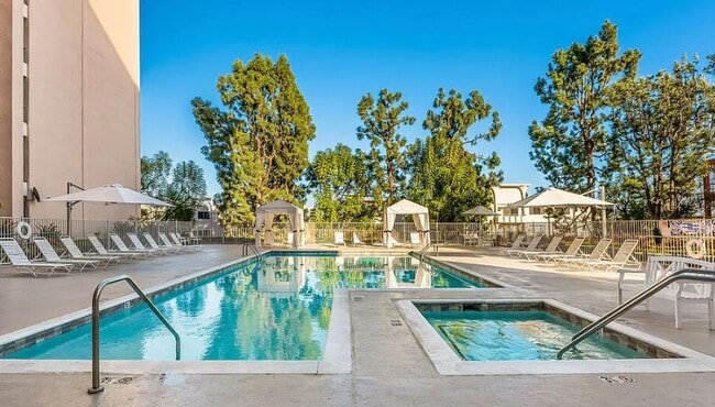 Building Photo - 100 S Doheny Dr Unit 100 South Doheny  313
