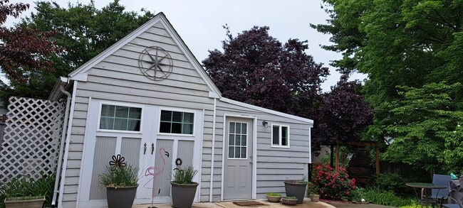 Building Photo - 11 W Windsor Ave Unit Carriage House