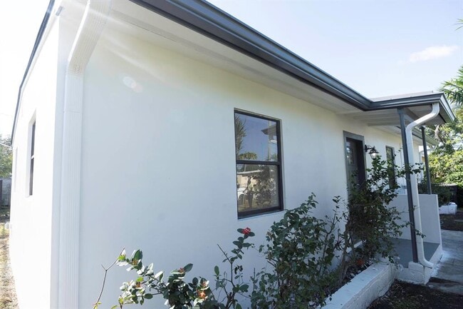 Photo - 924 NW 11th Ct