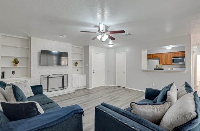 Family Room - 10826 Lynbrook Dr Unidad B