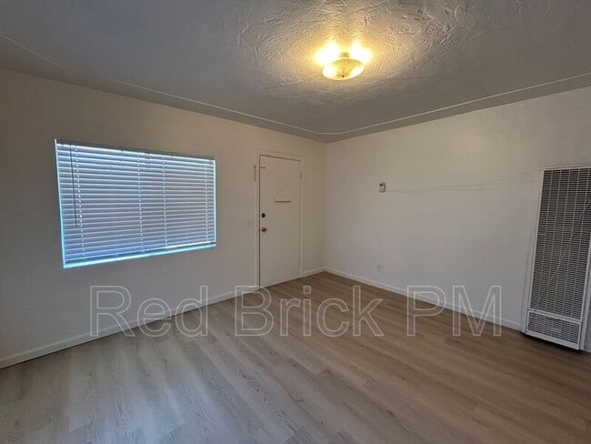 Photo - 2260 Glen Ave