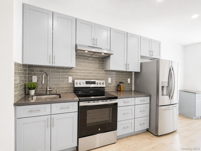 Building Photo - 69-46 64th St Unit 1R