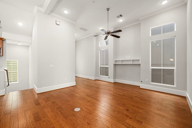 Photo - 2022 Sabine St