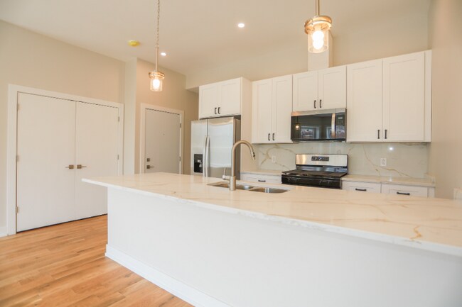 Photo - 2230 W Wilson Ave Apartment Unit 2