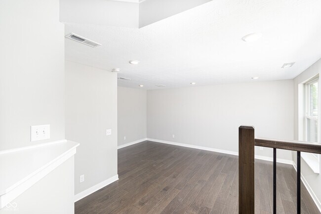 Photo - 664 Langford St