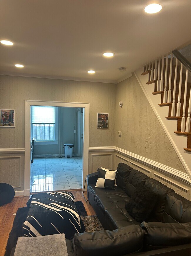 222 N Ellwood Ave