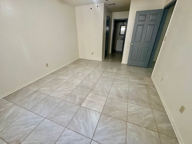 Building Photo - 220 Marigny Cir Unit A