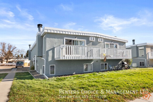 Building Photo - Renovated Dog + Cat Friendly Townhouse with Parking + AC
