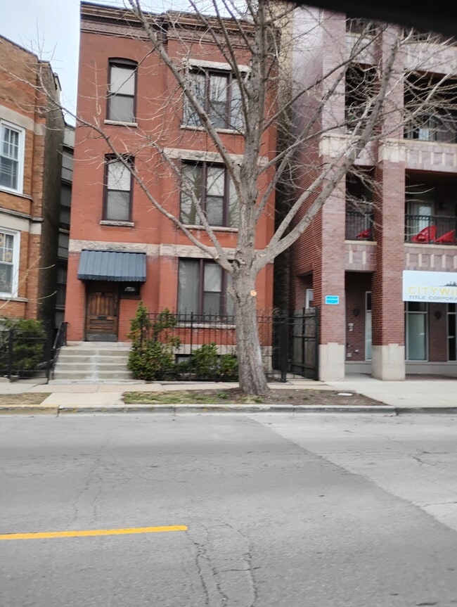 Building Photo - 1138 W Diversey Pky Unit 3rd floor