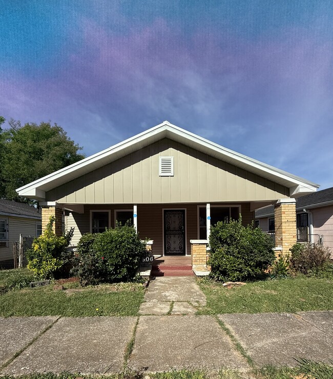 Building Photo - 806 Gamma St S