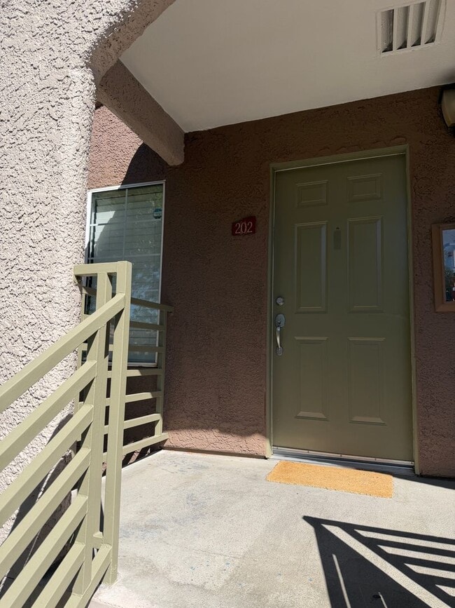 Building Photo - Upgraded upstairs condo with views of greenbelt and community pool