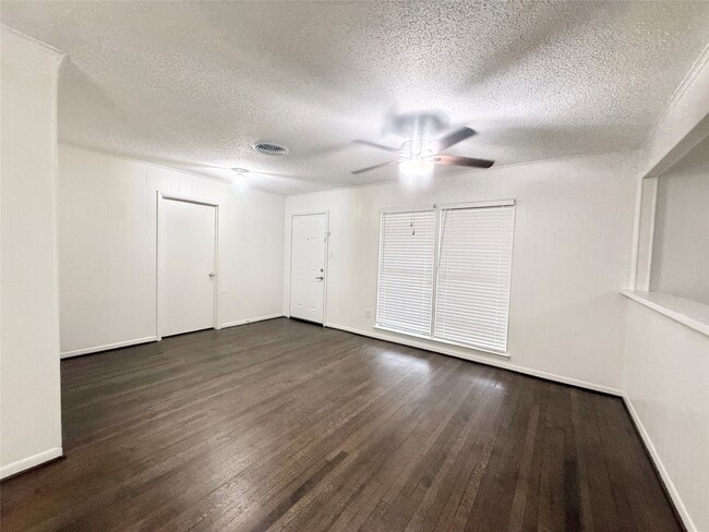 Photo - 523 Wisteria St