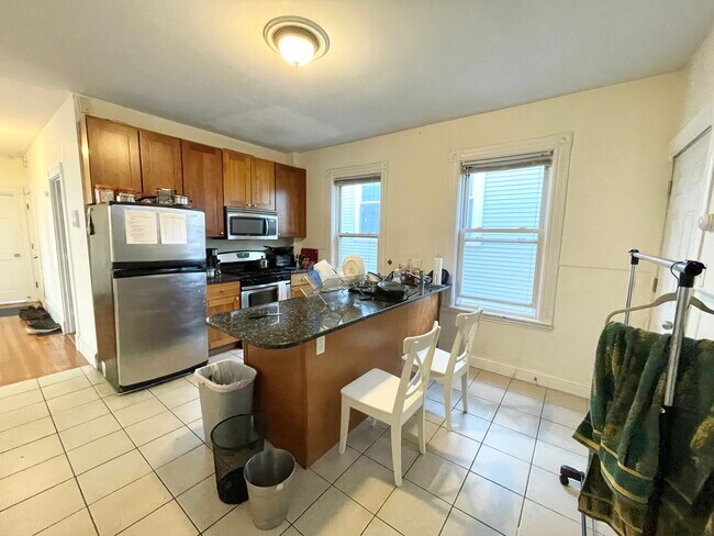 Building Photo - 17 Sachem St Unit 3