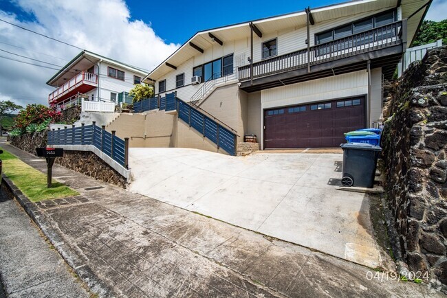 Building Photo - MOANALUA GARDENS Very Spacious 2BR/1BA/ple... Rental