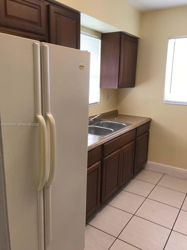 Photo - 807 SW 5th Ct Unit back