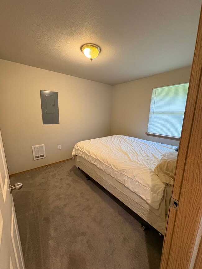Bedroom 2 With or without queen bed. - 14714 176th St E