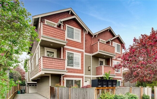 Building Photo - Beautiful Top of Queen Anne Townhome - 3 Beds / 2.5 Baths