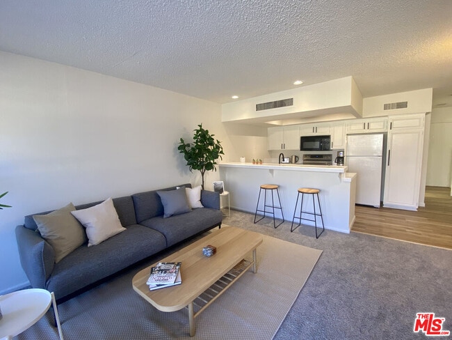Building Photo - 1655 E Palm Canyon Dr Unit 318