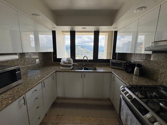 Photo - Luxury High-Rise Living with Panoramic Ocean Views at Yacht Harbor Towers Unidad 3709
