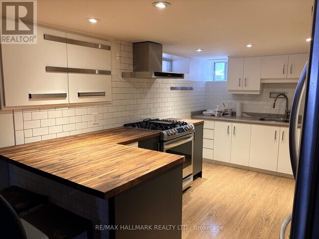 Photo - 1381 Queen St E