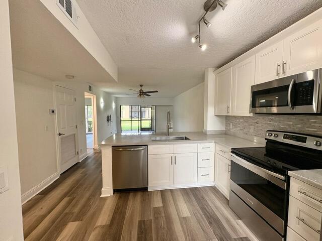 Building Photo - 3939 NE 5th Ave Unit B102