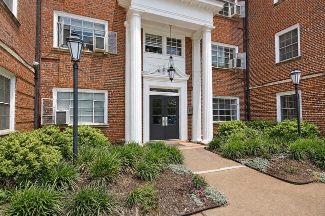 32 University Cir