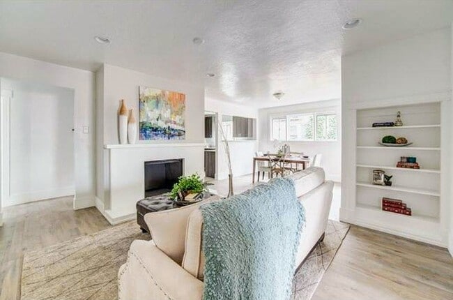 Livingroom - 2689 Highland Dr Unit A