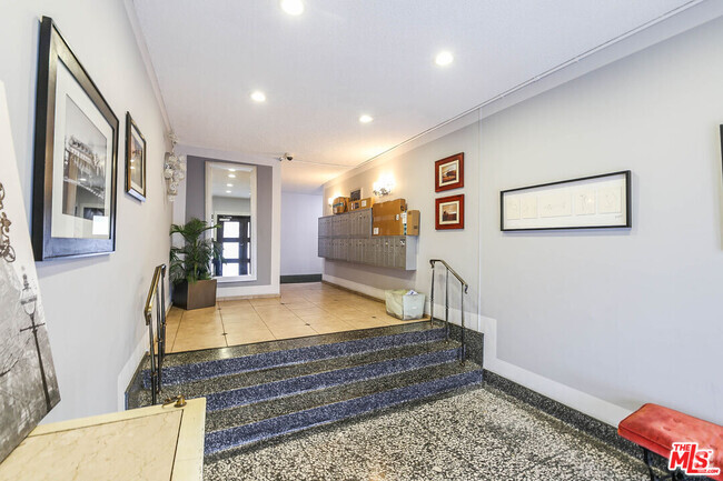 Building Photo - 425 S Kenmore Ave Unit 303 Rental