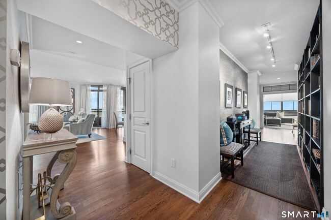 Building Photo - 100 Parrott Drive Unit 1402