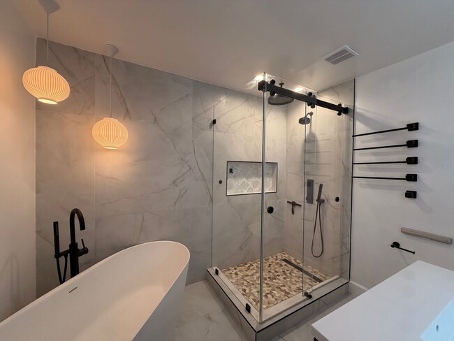 Building Photo - Cat-Friendly Condo with Private Cat Patio Enclosure + Resort-Style Amenities in Tarzana!