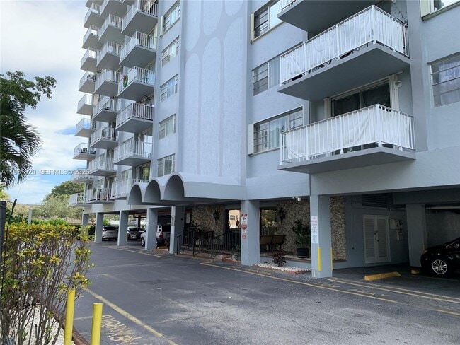 Building Photo - 1470 NE 125th Terrace Unit 504