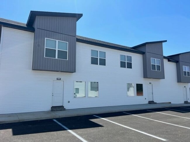 Public Avenue Townhomes in Clever!!! Leasi... - Public Avenue Townhomes in Clever!!! Leasi...