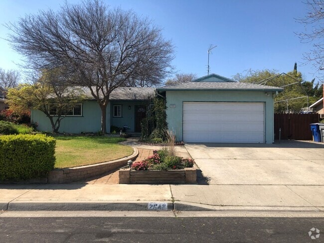 Building Photo - $2,295 Fowler & Shaw, Gorgeous 3 Bedroom h... Rental