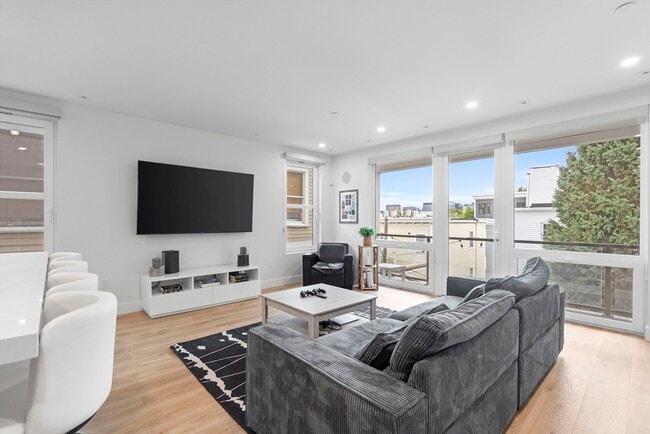 Photo - 326 W Broadway