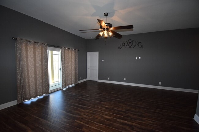 Photo - 4 Bedroom 2 Bath Pet Friendly Home For Rent!