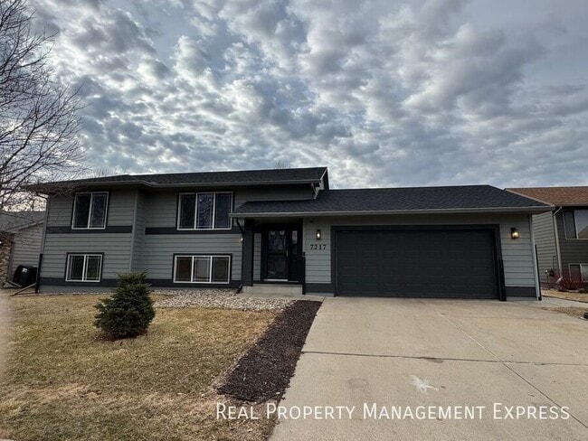 Building Photo - Stunning 4-Bedroom 2-Bathroom Home with Fully Fenced Yard