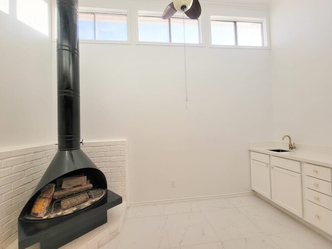 Photo - 1808 Saxony Ln