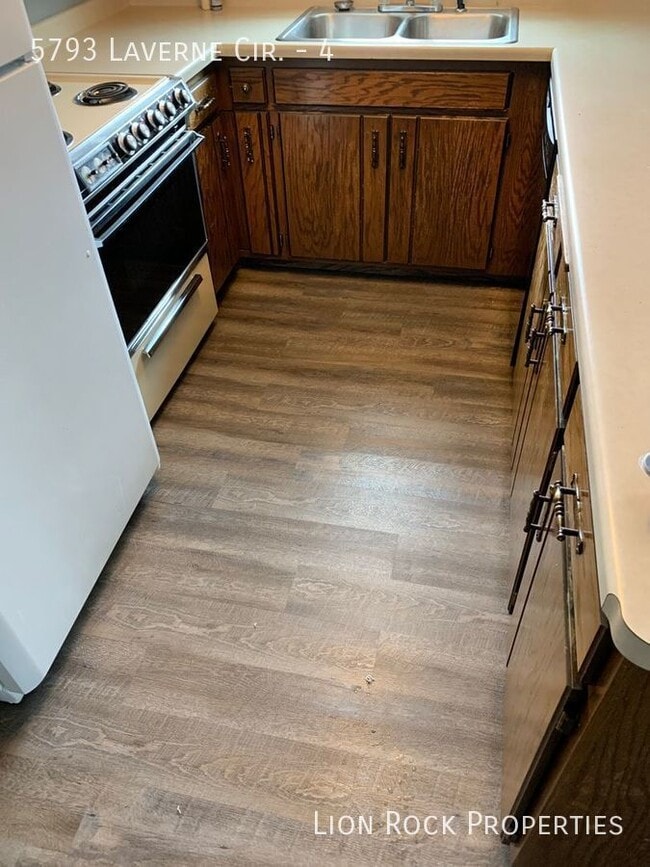 Building Photo - 5793 Laverne Cir N Unit 4