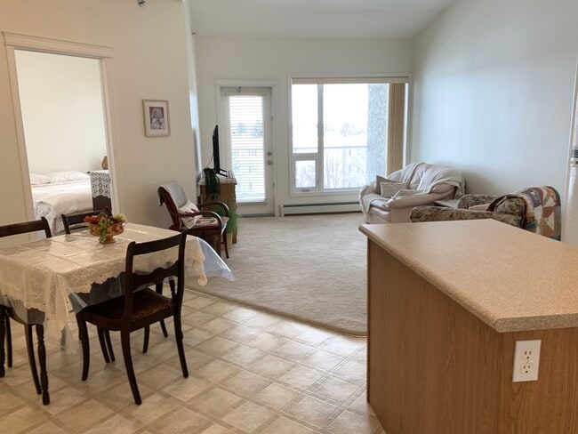 Vaulted ceilings - 110 Armistice Way Unit 408