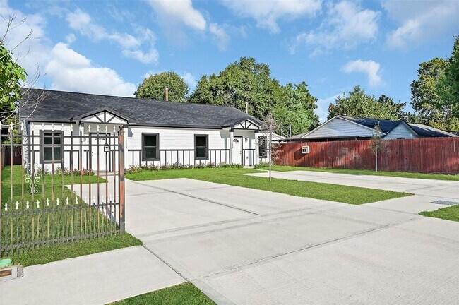 Photo - 12009 Meadowgreen St Unit B