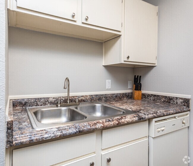 1BR, 1BA - 535SF Kitchen