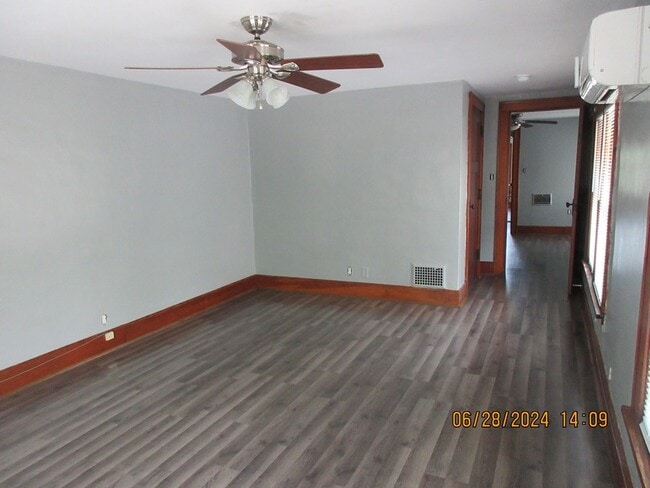 Photo - 919 W 8th St Unit B