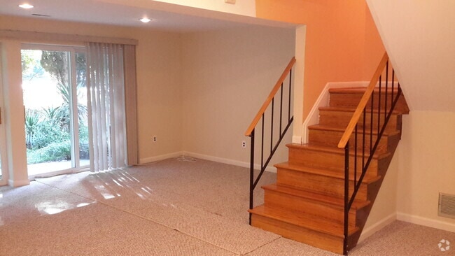 Building Photo - 10 Poinsettia Ct Rental
