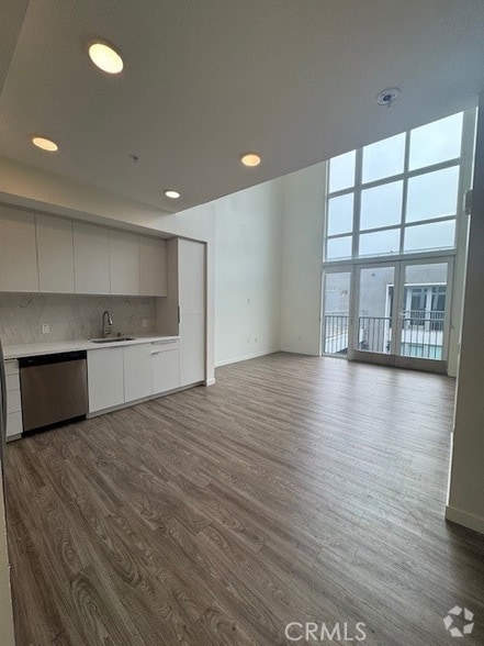 Building Photo - 5750 Hollywood Blvd Unit 733 Rental