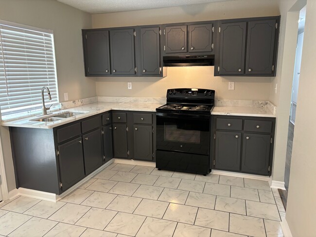 Photo - 145 Courtaulds Ave