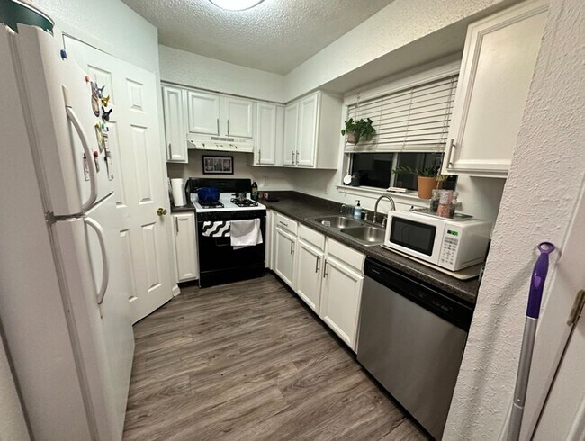 Photo - 2bd/1ba Townhome - South Lamar - Close to Downtown - Fenced Patio - $1450