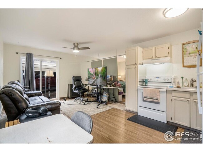 Photo - 1031 E 4th St