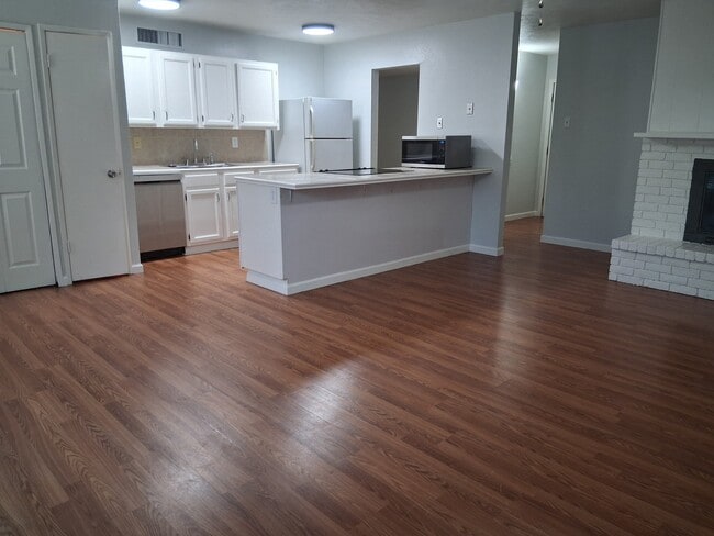 Photo - 563 Cumberland Dr
