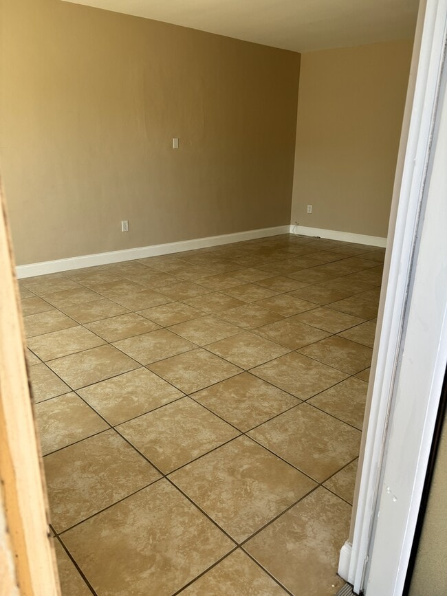 Building Photo - 1345 NE 105th St Unit #3