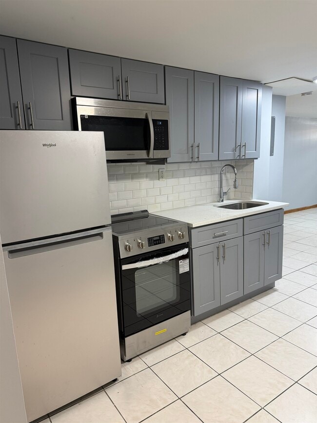 Building Photo - 165 Vroom St Unit G2